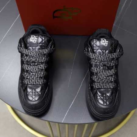出厂价Pp： 情侣款Dior Xerl联名款大舌头滑板运动鞋，由 Dior Man鞋履设计师 Thibo Denis携手Erl设计师 共同打造，鞋款采用桃红,浅 - 点击图像关闭