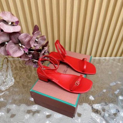 2025早春新款Loro piana Lp 经典复古绝美吊坠夹脚人字拖鞋 简约即时髦 松弛的高级感 感受夏日感高级穿搭~ 面料采用原版定制皮料 内里垫脚均为混种
