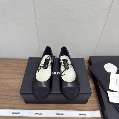 chanel 25p 新款 玛丽珍 单鞋系列 平底芭蕾便鞋 专柜简直疯抢了 各大社交平台热门晒图 这期的走秀款绝对太帅了 绝对是这一季最热门的款式 专柜仙女们真
