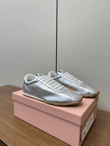 Miumiu 2025早春新品 德训鞋 棒球鞋 Miu Miu 缪缪大秀上爆出的这双球鞋 后全球各大代购官网火爆上市.简单很随意不羁又能体现单宁美感，整双鞋子设