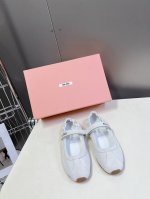 Miumiu缪缪春夏最新走秀款玛丽珍休闲鞋 运动小白鞋 国内外博主刷爆的一款，小红书种草系列，复古又时髦上脚美炸了 简约的运动板鞋设计，极具辨识度的鞋舌，打造佛