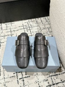 顶级版本Prada普拉达 25 走秀款复古流苏 半拖 单鞋走秀款 复古感时髦满满 随意百搭 时尚休闲 独到味人人都爱也轻松驾驭 每年都会爆.足以征服你，穿上它，