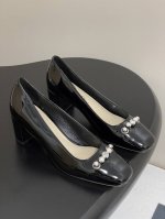 25Ss早春新款迪奥Dior paris 露跟高跟鞋Cd珍珠扣粗跟后空凉鞋 这款 Dior paris 露跟高跟鞋是二零二五春夏成衣系列新品 重新演绎罗杰 维威