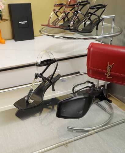 真皮大底p： 米 Saint Laurent 圣罗兰 YSL专柜经典夹脚凉鞋。36码中底长24CM，前掌宽8.5CM。脚多肉肉的亲们都可以穿得很美。高端定制顶级