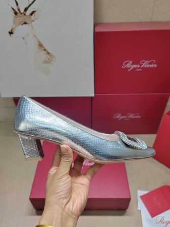 Roger Vivier 225 罗杰维维亚春夏新款Dorsay凉鞋 缎面搭配钻扣，一眼被惊艳到仙女们确定不拿下这款绝美后空凉鞋吗气场妥妥的安排上夏日搭配各种小 - 点击图像关闭