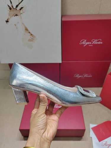 Roger Vivier 225 罗杰维维亚春夏新款Dorsay凉鞋 缎面搭配钻扣，一眼被惊艳到仙女们确定不拿下这款绝美后空凉鞋吗气场妥妥的安排上夏日搭配各种小