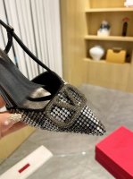 克洛施钻扣 Valentino.华伦天奴大V扣单鞋秘专柜最新系列 正品级版本 细节完美 正品一比一打造 所有细节正品一致 上脚非常修脚型 重点是很好非常好驾驭