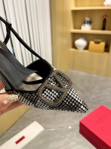 克洛施钻扣 Valentino.华伦天奴大V扣单鞋秘专柜最新系列 正品级版本 细节完美 正品一比一打造 所有细节正品一致 上脚非常修脚型 重点是很好非常好驾驭