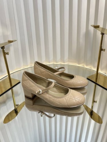迪奥 Dior 2025春夏高定系列新款 Ballet 标志性电绣藤格纹低跟芭蕾舞女鞋 Cd字母Logo珍珠扣粗跟蝴蝶结凉鞋 材质 进口金属羊皮 环保藤格纹粗花