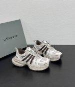 踏上霍根时尚运动品牌Active One这款老爹鞋，瞬间点燃都市潮流火花！经典配色，简约中蕴藏无尽奢华，每一步都闪耀低调光芒，条纹标志跃动鞋面，彰显品牌力量，青