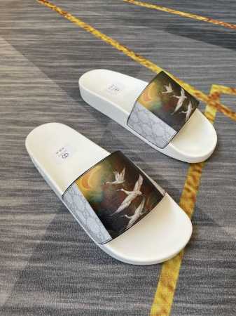调工厂价 男装男鞋 运动原单古驰 Gucci 2025春季新款，蛇年爆单新品，情侣款一字拖，男女同款拖鞋，脚感舒适，帅气百搭，码数35-46 - 点击图像关闭