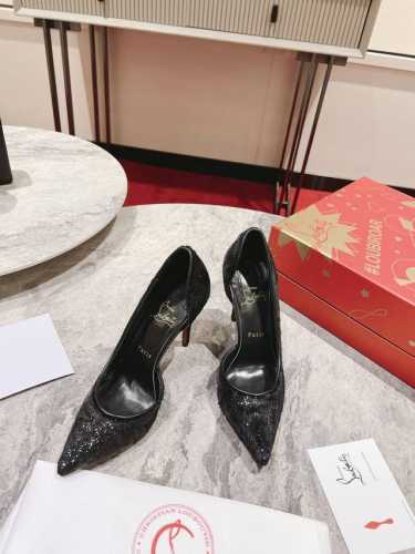 侧空单鞋W. 定做不退不换 Iriza泵展示了Maisonchristian Louboutin的创造力，它的非对称线条和大胆的低切口鞋面揭示了脚。展示了优雅的