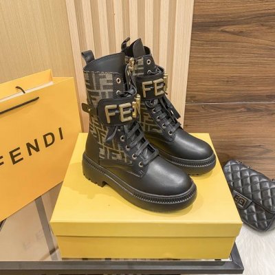 橙子出厂价 FENDI 芬迪 秋冬新款 Graphy系列走鞋款马丁靴 字母系带中筒靴 机车造型时尚前卫，上脚非常舒适。超纤牛皮面料，搭配金色FENDI金属配饰，