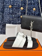 厂价 男+10 Hermès 爱马仕经典kelly扣二舅拖鞋 Kelly扣完全是我的菜 比h扣更精致 仿佛是有一种魔力 越看越好看 极约复古的设计 浓厚的异域风