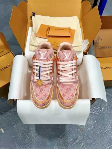 顶级代购版本 LV trainer 情侣限定系列休闲运动篮球鞋 颜值担当 上脚帅炸，每个颜色都是巨巨巨好看！潮人必备单品 原版订制压纹粒面小牛皮 非市面超纤皮