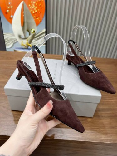 brunellocucinelli 。时尚高跟凉鞋上新款了。 面料：进口羊皮。内里牛皮，纯铜珠链，上脚美观大方，百分百原版开发。原版包装， 码数35 －42。3