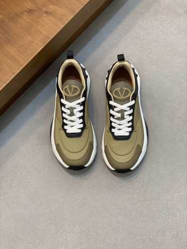 Valention 华伦天奴 -高端品质 原单 -鞋面：纳帕小牛皮、品牌网帆布布匹、鞋舌.鞋身.注塑品牌图腾 -内里：品牌帆布 -大底：超轻tpu发泡 橡胶；成