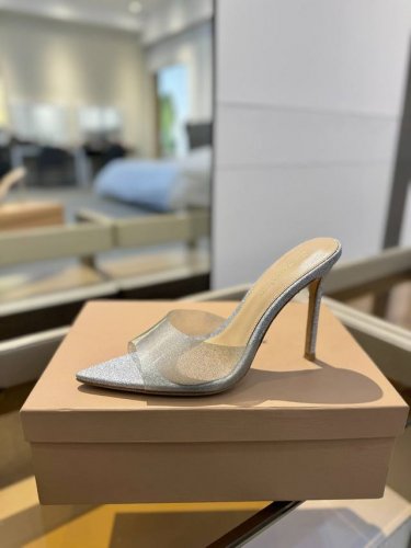 {半拖} 吉安维托 罗西 Gianvito rossi Eiko Stiletto，轻松移动。这款 Gianvito Rossi 拖鞋采用配有精致的胶片，可抚摸