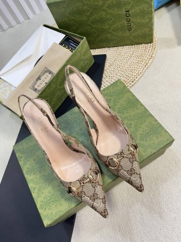 Gucci 24Ss春夏新款 G家尖头马衔扣V型系列 经典再现 简约设计高雅品质 鞋面以羊皮双G布材料匠心打造 鞋面缀饰亮眼的经典马衔扣 后带着釆用松紧带设计