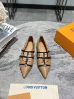 LV 驴牌春夏玛丽珍时装尖头平底鞋 春夏秀场出镜率最高的一款单品 超多名模上脚 简约大方非常百搭 鞋面采用原版牛皮； 全皮包裸纯手工缝纫鞋面，LV彩色老花标识点