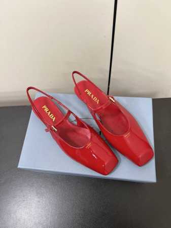 PRADA 普拉达 25ss 春夏新款 平跟方头后空凉鞋单鞋简单的设计大概就是它最让人喜欢的点 不是烂大街的那种 很有自己的品牌个性面料：进口小牛漆皮 内里：进 - 点击图像关闭