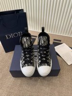 Dior 迪奥B23经典系列情侣款 板鞋 市场顶级版本版本已调试到极致这款 B23 高帮运动鞋饰以米色和黑色 Oblique 印花。孔眼与正面鞋带、饰以对比效果