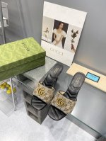 gucc*家经典双 G 扣细跟拖 高版本 长期做货 推荐给美眉们 一定要试试这款拖鞋 又一款心头爱 ~版型超正 做工细节完美 ，上脚非常舒适 高雅百搭。原版开模