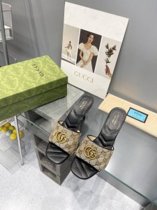 gucc*家经典双 G 扣细跟拖 高版本 长期做货 推荐给美眉们 一定要试试这款拖鞋 又一款心头爱 ~版型超正 做工细节完美 ，上脚非常舒适 高雅百搭。原版开模