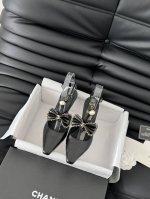 Chanel Vintage中古系列凉鞋 简约而不简单的款，上脚特别显脚细。 鞋面定制面，内里垫脚羊皮，加厚真皮大底。 跟高8 Size:35-39 其它码数定