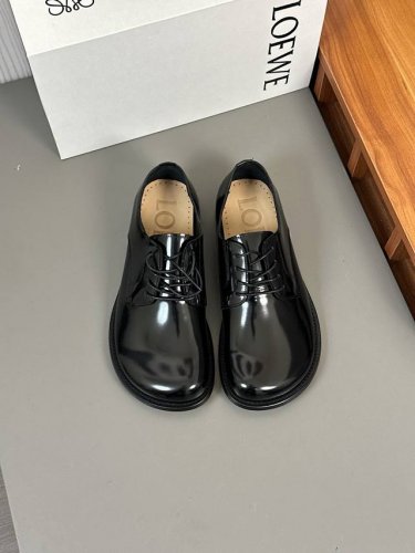 价 Loewe罗意威 代购级 最近大的热一款鞋，超可级爱 时髦精绝对不能过错的必入款，没任有何繁杂装饰，质极感好的Vintage感，纯粹和极简得做利落又诗意 超
