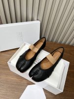 褶皱款一字带单鞋Maisonmargiela 马丁 马吉拉 分趾单鞋. 面料采用植柔羊皮 内里垫脚牛皮 颜色 黑色 白色 码数 35-40. 34 41 42可