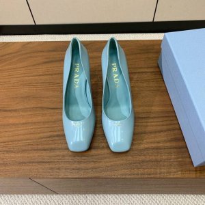 pra*A 粗跟单鞋。复古优雅知性于一身。颜色鲜明亮丽，上脚舒适又平稳。 材质：鞋面进口开边珠，羊皮内里及垫脚。意大利进口真皮大底。跟高9Cm 码数：35-41