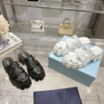 出 prada普拉达2025春夏猪笼鞋锯齿罗马编织厚底橡胶拖鞋 复古时髦前卫的轮齿55Mm 厚底鞋底搭配橡胶鞋面 让整双鞋轻便舒适 鲜艳色彩 满足不同风格时髦人
