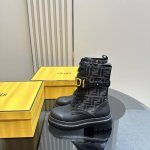 高版本出厂 Fendi 芬迪24秋冬系带马丁靴 短靴 骑士靴 原版购入开发 做货 爆款芬迪短靴 以开油珠小牛皮制作，风格经久不衰，系带系统稳固安全，可轻松搭配秋