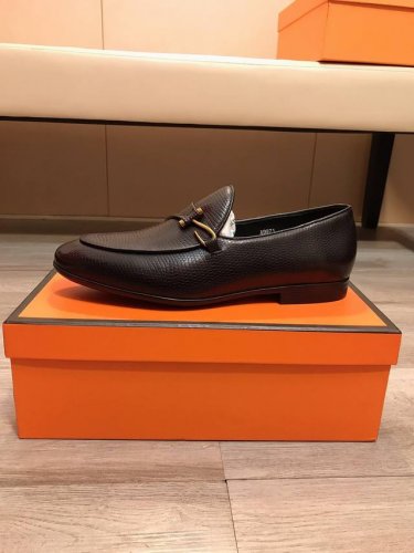 工厂价 菲拉格慕[Ferragamo] 新款男士休闲皮鞋，鞋面采用进口牛皮，真皮内里，专用皮鞋大底，绝非一般的工艺制造，明星御用款！专为潮男们打造最完美鞋履！城