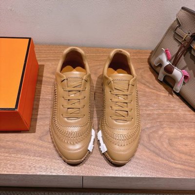 实价： Herme S Ss25 New Arrival～ 专柜大热情侣款，H家配货首选鞋履！ 是爱马仕经典款 每一季都会出很多颜色 绝对是最值得买的配货之一