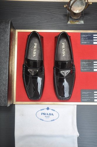 调工厂p价 男装男鞋 运动原单 普拉达 prada 高端牛里 新款prada 普拉达豆豆鞋！选用进口原版牛皮，内里头层舒适牛皮内里！原版耐磨橡胶大底！高品质精品