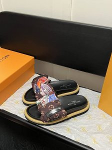 出厂 Lv拖鞋情侣款 Pool Pillow Comfort 必入系列！魔术贴高级慵懒风 百看不厌款 时尚度拉满 细节用心感受 反复调试配色 性感白 炫酷黑 惊