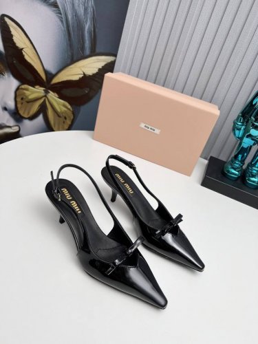 工厂 新款新品 Miu Miu 全新超美装饰搭配,时尚淑女气质十足 双色拼接 又不乏美艳色彩,外侧附带弹力象巾 上脚非常方便意大利引进的原版楦头是最新楦、出来形