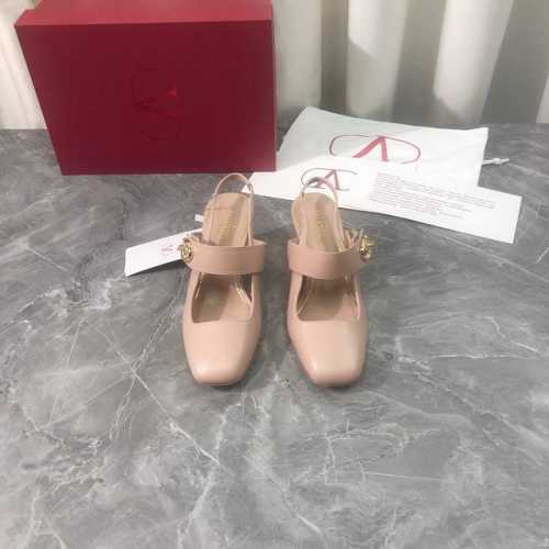 工厂p价p 顶级高端版本 代购品质 原版开发 Valentino 华伦天奴2025Ss新款爆款夏季方头粗跟凉拖鞋。V家新款全真皮外侧金属金色V扣子装饰抢手大爆款