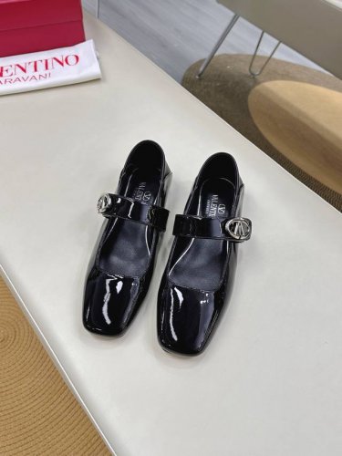 valentino Garavabi 新V扣饰带芭蕾鞋平底鞋 出厂价pp 水晶烫钻20 顶级版本 欢迎比对. 专柜新品 网红街拍都爱搭配的腔调单品哦~ 在Bal