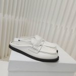 Dior秋冬全新上线平跟全皮半拖穆勒鞋 这款 Dior Boy 穆勒鞋是二零二四冬季成衣系列新品，融入 Dior 非凡的精湛工艺，重新诠释经典乐福鞋设计。采用绒