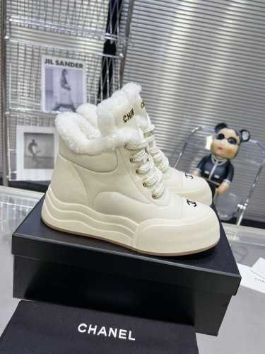 Chanel 24k 秋冬专柜新款马丁靴 天花板顶级品质 这款靴子真的是小个子福星，厚底5cma 更精致一点 菱格，显腿瘦，关键是上脚很舒服 鞋面：进口牛皮 内