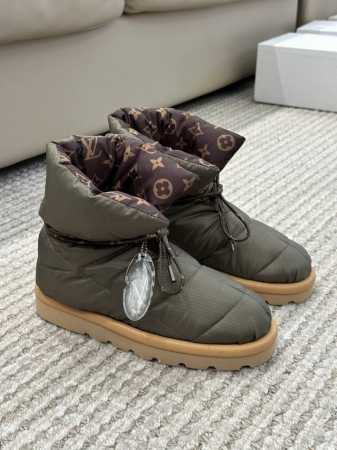 顶级品质 Lv 经典羽绒靴｜fw24全新升级 国标90鹅绒填充，保暖指数满分 鞋底防滑纹，超级轻便材质一体成型！ 造型超可爱啊，超有奶奶棉鞋的复古感，时髦精凹造 - 点击图像关闭