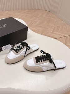 半拖款 11色！Prada普拉达 Collapse再生尼龙与绒面皮革弹力半拖 2025春夏最新走秀款阿甘拖鞋款 时尚单品薄款休闲拖鞋 这款至臻轻盈的运动鞋以再生