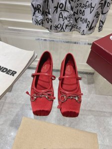 Gucc*古驰芭蕾鞋2025早春系列芭蕾鞋 就说今年是芭蕾鞋大年，Gucci 2025早春系列的芭蕾鞋也火了！小方头设计+经典马衔扣，在精致、优雅中又带着一丝俏