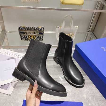 CLINE SHINE 切尔西靴以优雅的风格，演绎了经典sw切尔西靴。休闲的廓形设计搭配上奢华的水晶缀饰 这一组合既迷人又随性。再加上弹力侧角板设计和舒适的平底 - 点击图像关闭