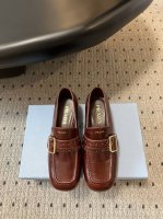 430 Prad* 普拉达 25Ss早春新款 经典圆头玛丽珍 乐福鞋 单鞋 蛮复古暗黑系的一款玛丽珍 颜值和舒适度这块都把我吃的死死的！ 可盐可甜的娃娃头设计