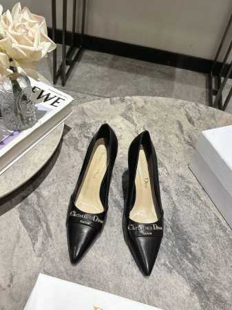 Dior2025 春夏新品钢印字母Logo单鞋 凉鞋系列 单鞋 高跟鞋 顶级版本 延续D家永恒经典！这款鞋低调不失华丽 性感又不显张扬 鞋型是大家都爱的秀气款 - 点击图像关闭