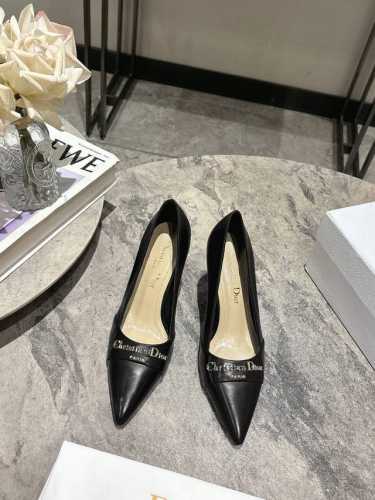 Dior2025 春夏新品钢印字母Logo单鞋 凉鞋系列 单鞋 高跟鞋 顶级版本 延续D家永恒经典！这款鞋低调不失华丽 性感又不显张扬 鞋型是大家都爱的秀气款